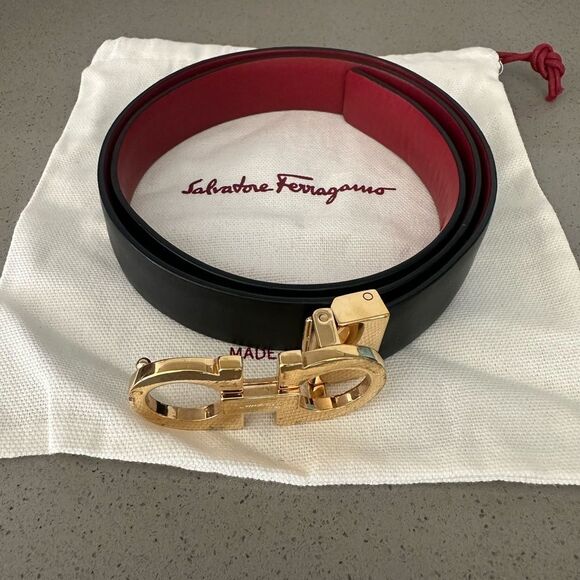 Salvatore Ferragamo Reversible & Adjustable Gancini Belt In Black/Red Leather - Picture 2 of 9